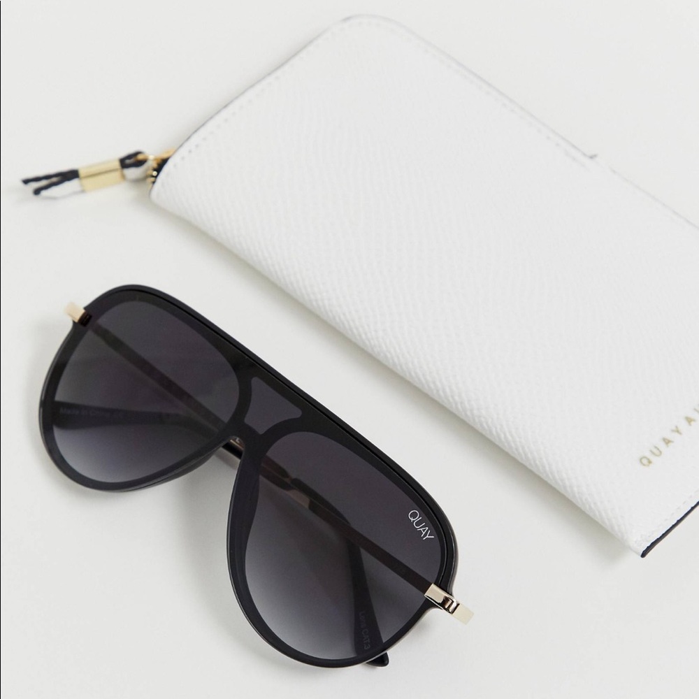 Quay Australia x J Lo Empire Aviator Glasses black